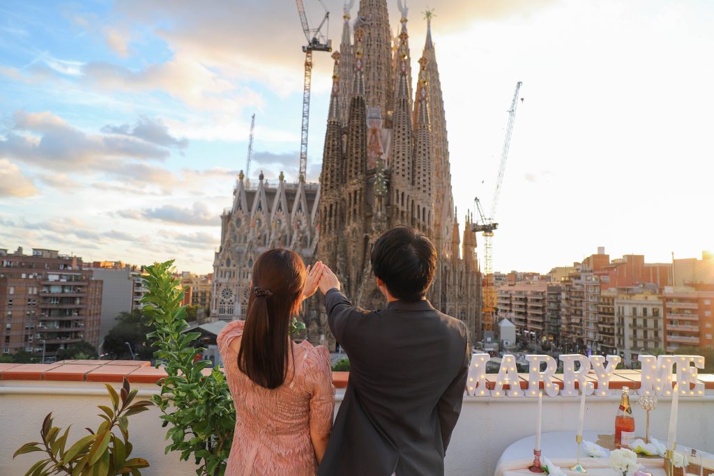 Romantic marriage proposal Barcelona
